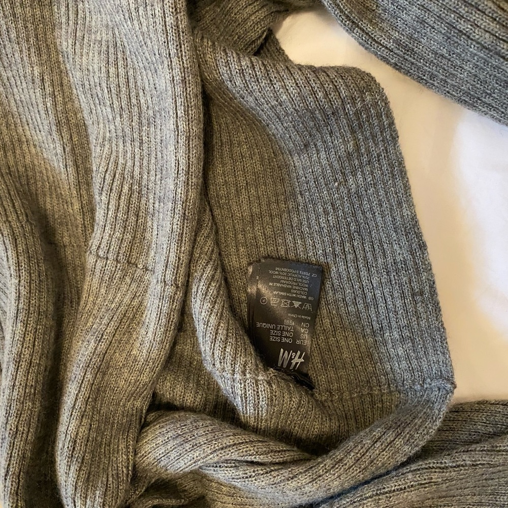 H&M Infinity Gray Scarf 🧣 Soft, Stretchable, and Warm in Ribbed Patterns🧣 - Picture 8 of 11